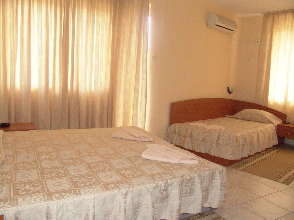 Family Hotel Andreev Nesebar Habitación foto